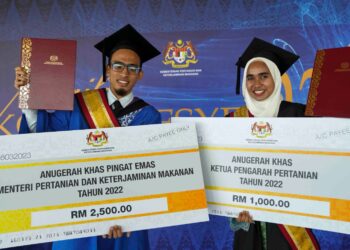 ZULFAQAR Arief Zolhaimi (kiri) dan Rohaini Mohd Salman Murugasoo bergambar selepas Majlis Konvokesyen Pertanian Ke-11 di Putrajaya. - UTUSAN/FAISOL MUSTAFA