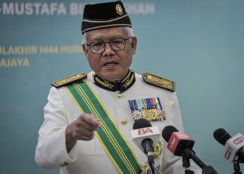 HAMZAH Zainudin ketika dalam sidang akhbar selepas Majlis Perbarisan Tamat Latihan Pegawai-Pegawai Kadet Imigresen Gred KP41 dan KP29 Siri 1 Tahun 2022 di Dataran Pahlawan Negara, Putrajaya. - UTUSAN/FAIZ ALIF ZUBIR