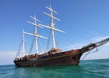 KAPAL layar Puteri Mahsuri hanyut ke perairan sempadan Malaysia-Thailand akibat terputus rantai sauh ketika berlabuh di Langkawi.