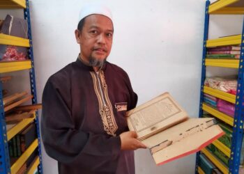 ABDUL Halim Mat Sarib menunjukkan kitab  agama yang digunakan semasa pengajian di  Madrasah Pondok Al-Sharif di Kampung Sungai Tiang Baroh, Selekoh di Bagan Datuk baru-baru ini. - MINGGUAN/AIN SAFRE BIDIN