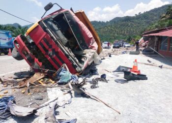 LORI membawa muatan habuk kayu terbabas merempuh kedai mengakibatkan kaki kiri seorang warga asing hancur dalam kemalangan di kilometer 16, Jalan Bentong-Raub di Bentong, Pahang. - FOTO/IHSAN IPD BENTONG