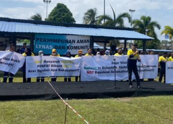 PERHIMPUNAN aman terdiri daripada pekerja kilang, pekerja kontrak, pihak kontraktor, dan wakil kilang hiliran bagi kilang memproses nadir bumi, Lynas di padang bola Balok di Kuantan, Pahang. - UTUSAN/ DIANA SURYA ABD WAHAB