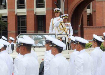 MOHD. Zubil Mat Som memeriksa kawalan kehormat pada istiadat Paluan Berundur Ketua Pengarah Maritim Malaysia di Dataran Pahlawan Negara di Putrajaya. - UTUSAN/FAISOL MUSTAFA