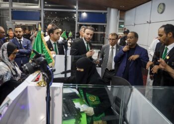 ZAMBRY Abd Kadir mengadakan sesi lawatan ke kaunter Imigresen Arab Saudi di KLIA Terminal 1, Sepang- UTUSAN/FAISOL MUSTAFA