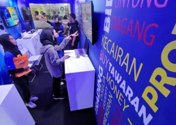 PELAJAR mencuba aktiviti literasi kewangan di bahagian Jejak Pelabur Bijak bersempena penganjuran Minggu Saham Amanah Malaysia (MSAM) 2022 yang sedang berlangsung di Kawasan Lapang Pantai Batu 1, Port Dickson sejak 24 November lalu sehingga 30 November ini.-UTUSAN/MOHD. SHAHJEHAN MAAMIN.