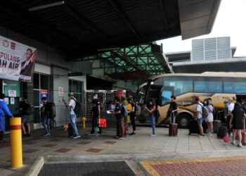 PEMBUKAAN pintu sempadan mendedahkan negara terhadap penularan varian baharu Covid-19. Omicron.