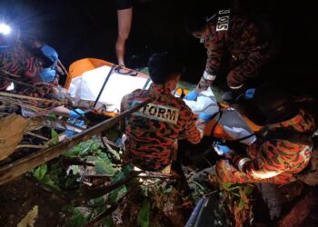 ANGGOTA bomba membawa turun mayat pendaki warga emas, Lau Sam, 84, yang sebelum ini dilaporkan hilang di kawasan hutan dekat Puncak Jelapang, Ipoh. - UTUSAN/IHSAN JBPM PERAK