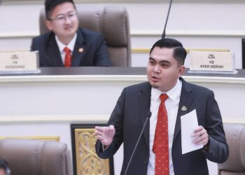 MUHAMAD AKMAL Saleh berucap pada sesi pertanyaan-pertanyaan lisan Sidang DUN Melaka di Seri Negeri, Ayer Keroh, Melaka. - UTUSAN/RASUL AZLI SAMAD