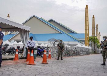 Anggota Imigresen dikatakan tertekan ketika bertugas menjaga pendatang asing tanpa izin yang terlalu ramai di Pusat Kuarantin dan Rawatan Covid-19 (PKRC) di MAEPS, Serdang. UTUSAN/AMIR KHALID