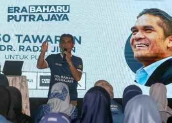 RADZI Jidin berucap pada pelancaran 50 Tawaran #EraBaharuPutrajaya di Sunset Glashaus, Putrajaya. -UTUSAN/FAISOL MUSTAFA