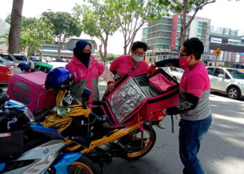 Noor Iylia Zinal (kanan), Nor Hidayah Ismail dan Siti Zuraini Azmi memilih kerjaya penghantar makanan di Pulau Pinang bagi menampung pendapatan harian dan keluarga. - UTUSAN/ NOOR HASLIZA NUSI