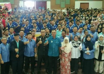 ROSOL Wahid (lima dari kiri) bersama sebahagian pelajar yang sertai Program Usahawan Muda 2022 Peringkat Negeri Terengganu dan Kelantan di Hulu Terengganu.