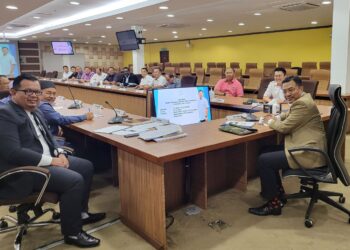 MOHD SHARKAR Shamsudin (depan) bersama ADUN kerajaan perpaduan dan pembangkang Pahang yang hadir dalam sesi taklimat RUU Perlembagaan (Pindaan) (No.3) 2022 (Anti Lompat Parti) di bilik mesyuarat Pusat Transformasi Bandar (UTC) Kuantan di Kuantan, Pahang.