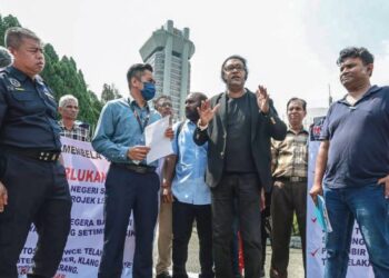 KALAI Vanar (depan, dua kiri) berucap ketika berhimpun bersama lebih 30 penduduk Kampung Jawa, Klang di hadapan Bangunan SSAAS untuk menyerahkan memorandum kepada Menteri Besar di Shah Alam, Selangor. – UTUSAN/AFIQ RAZALI