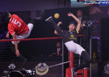 APIT kanan Perak Bison, Noraizat Nordin (kanan) merejam bola ke gelanggang lawan sambil cuba ditampan pemain lawan ketika menentang KPT-Masum Knights pada saingan Liga  Sepaktaraw (STL) Emas Annuar 2022/2023 di Kuala Kangsar. -  UTUSAN/IHSAN STL