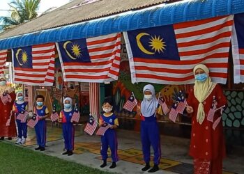 Taman Bimbingan Kanak-kanak (Tabika) Taman Sri Lambak 1 menggantung kira-kira 200 helai Jalur Gemilang. UTUSAN/MOHAMAD FAHD RAHMAT