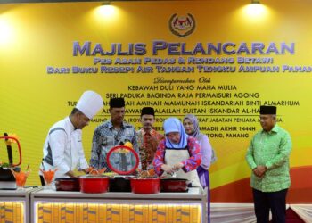 TUNKU AZIZAH AMINAH MAIMUNAH Iskandariah (tengah) mencemar duli melancarkan pes asam pedas dan rendang Betawi di Kompleks Penjara Bentong di Bentong, Pahang. -  FOTO/SHAIKH AHMAD RAZIF
